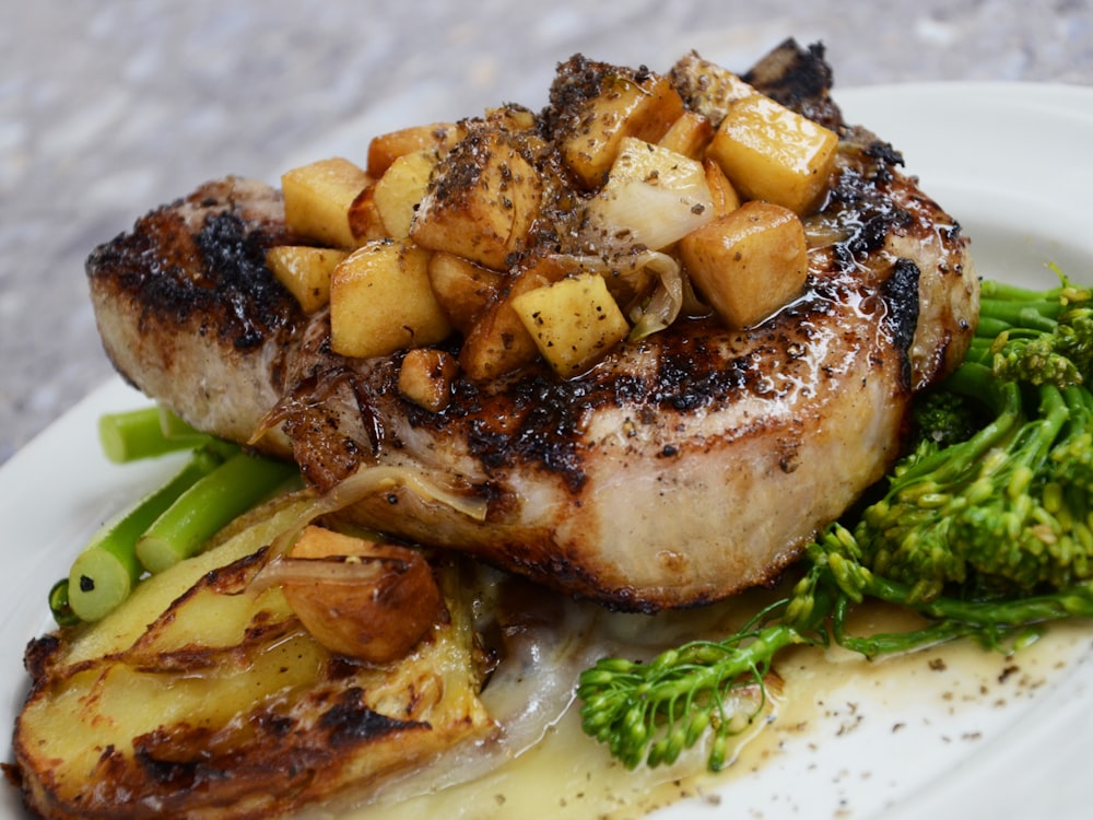 Costillar de cerdo con manzana asada