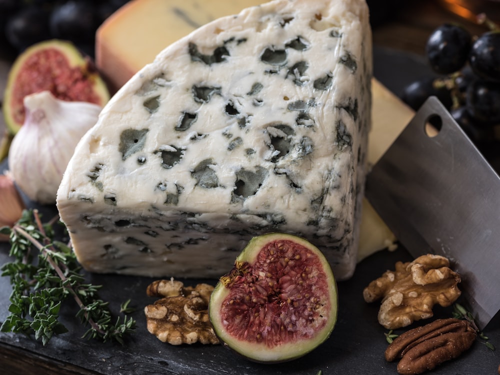 Tabla de queso azul con higos y nueces